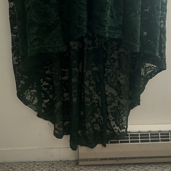 Emerald green lacy dress. - Picture 3 of 8